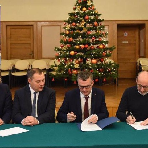 Podpisanie umowy na prace wykończeniowe Wielickiej Mediateki