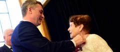 Wręczenie odznaki dla Marii Perlberger Shmuel