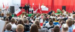 Wspólne śpiewanie patriotyczne przedszkolaków