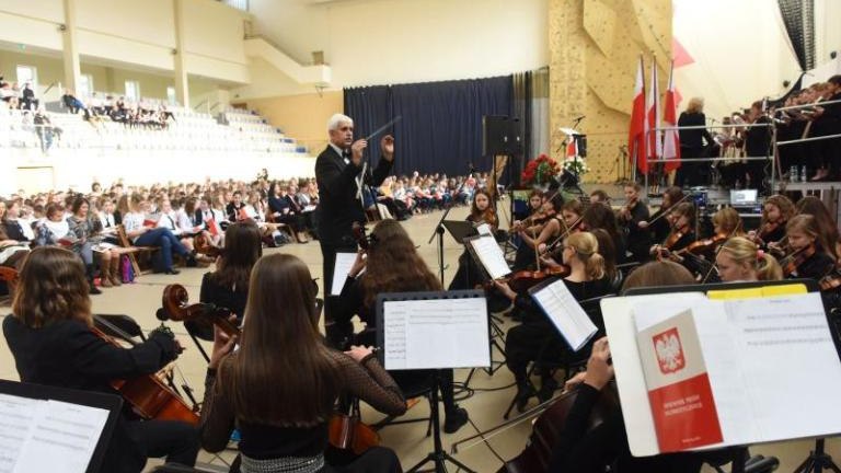 spiewanie patriotyczne uczniow szkol podstawowych - 043.jpg