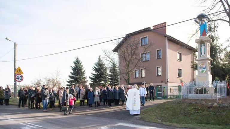 poswiecenie odnowionej kapliczki w golkowicach - 006.jpg