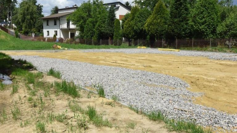 budowa boiska sportowego ze sztuczna nawierzchnią w Zabawie2.jpg