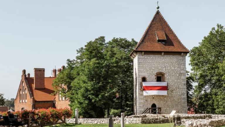 Światło dla Białorusi, baszta z flagą, fot. D. Kołakowski (3).jpg