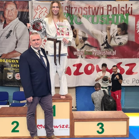 Zawodniczka Wielickiego Klubu Karate Kyokushinkai Klaudia Słonka Mistrzynią Polski Juniorek 2020