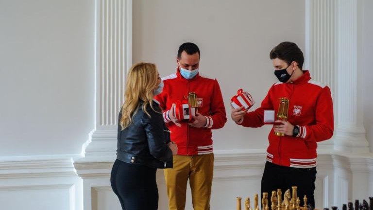 licytacja szachów z podpisem arcymistrzów Jan_ Krzysztof_Duda i Kamil_Mitoń dla WOŚP z Artur_Kozioł_Wieliczka Roman_Ptak_Niepołomice-001.jpg