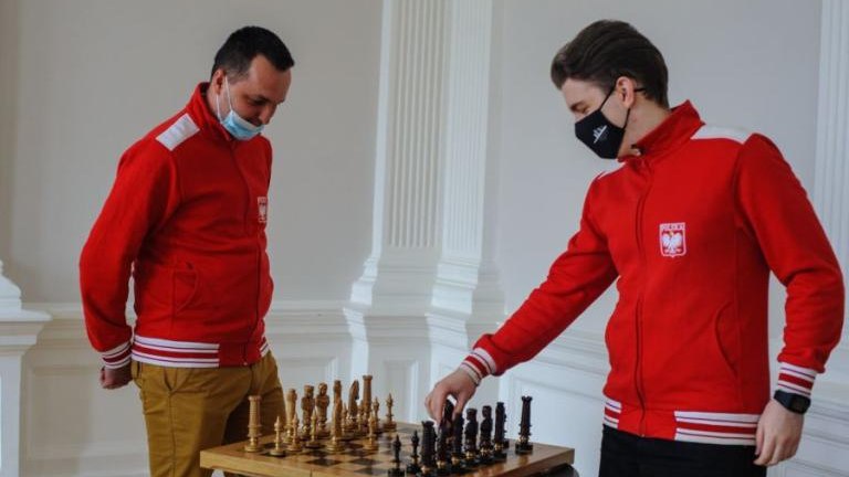 licytacja szachów z podpisem arcymistrzów Jan_ Krzysztof_Duda i Kamil_Mitoń dla WOŚP z Artur_Kozioł_Wieliczka Roman_Ptak_Niepołomice-003.jpg
