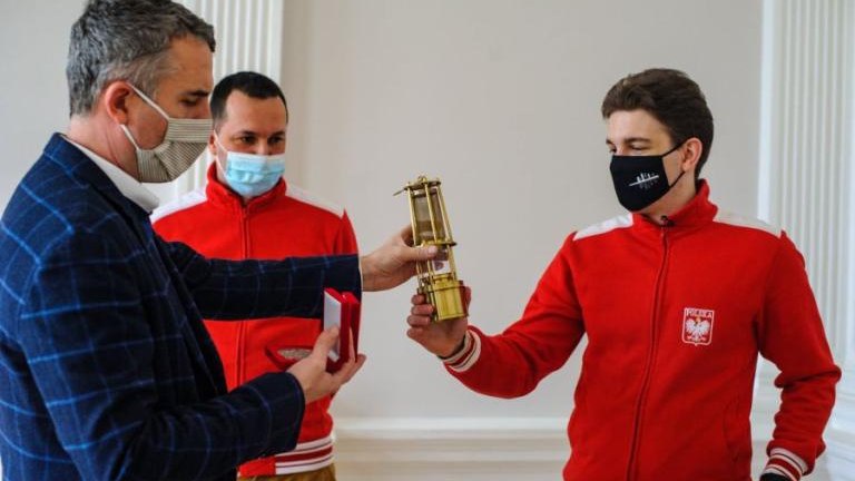licytacja szachów z podpisem arcymistrzów Jan_ Krzysztof_Duda i Kamil_Mitoń dla WOŚP z Artur_Kozioł_Wieliczka Roman_Ptak_Niepołomice-005.jpg