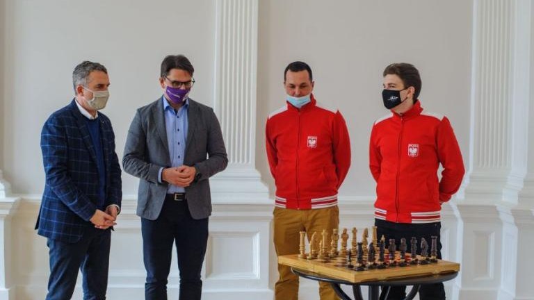 licytacja szachów z podpisem arcymistrzów Jan_ Krzysztof_Duda i Kamil_Mitoń dla WOŚP z Artur_Kozioł_Wieliczka Roman_Ptak_Niepołomice-008.jpg