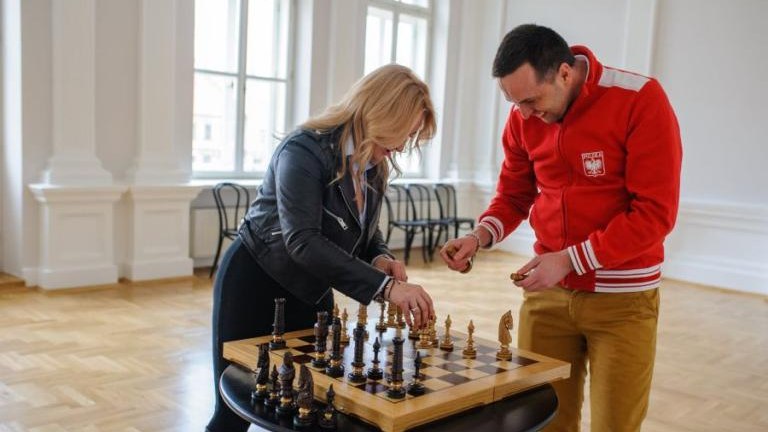 licytacja szachów z podpisem arcymistrzów Jan_ Krzysztof_Duda i Kamil_Mitoń dla WOŚP z Artur_Kozioł_Wieliczka Roman_Ptak_Niepołomice-017.jpg