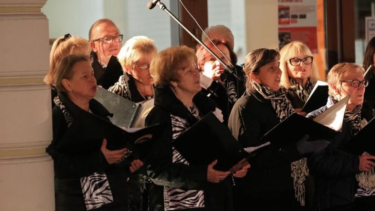 spiewanie patriotyczne wieliczka 11 listopada 2021-018.jpg