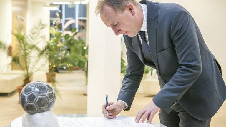 solna pilka dla Roberta Lewandowskiego – najlepszego pilkarza swiata Wieliczka-011.jpg