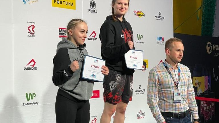 4 Natalia Dzięgiel na pierwszym miejscu na podium.jpg