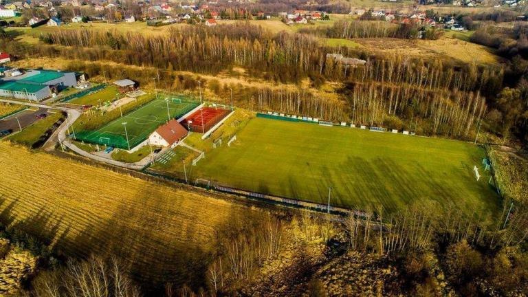 podpisanie umowy na przebudowe boiska sportowego w kozmicach wielkich wieliczka-001.jpg
