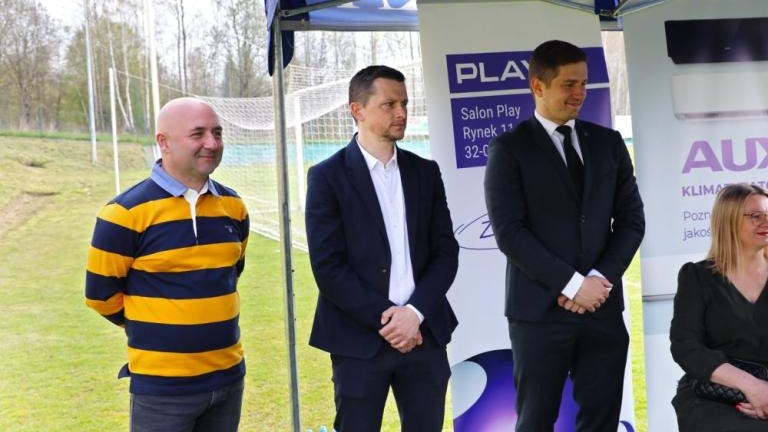 podpisanie umowy na przebudowe boiska sportowego w kozmicach wielkich wieliczka-003.jpg