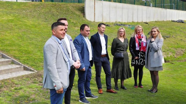 podpisanie umowy na przebudowe boiska sportowego w kozmicach wielkich wieliczka-006.jpg