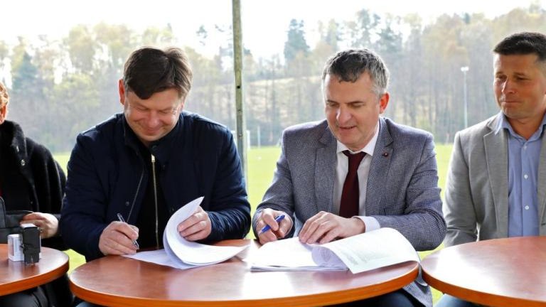 podpisanie umowy na przebudowe boiska sportowego w kozmicach wielkich wieliczka-008.jpg