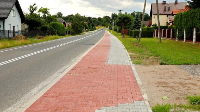 Nowy chodnik w Kozmicach Malych i Raciborsku Wieliczka-002.jpg