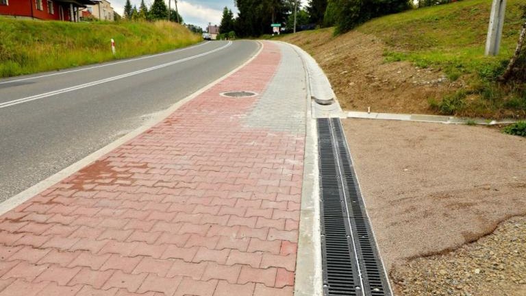 Nowy chodnik w Kozmicach Malych i Raciborsku Wieliczka-003.jpg
