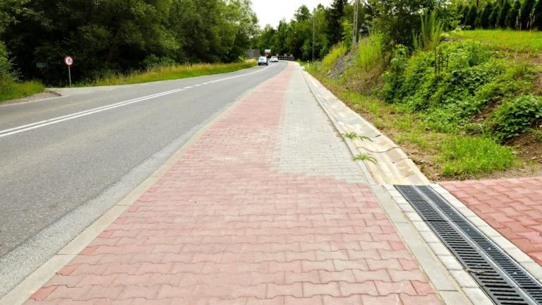 Nowy chodnik w Kozmicach Malych i Raciborsku Wieliczka-009.jpg