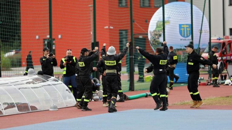 zawody strazackie na arenie lekkoatletycznej w wieliczce-002.jpg