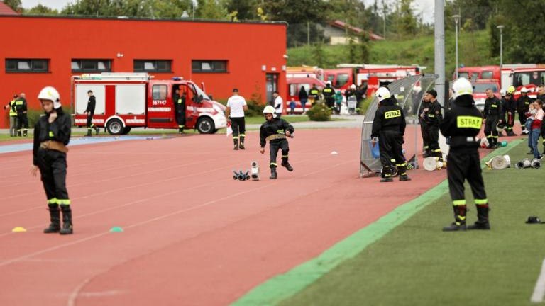 zawody strazackie na arenie lekkoatletycznej w wieliczce-004.jpg