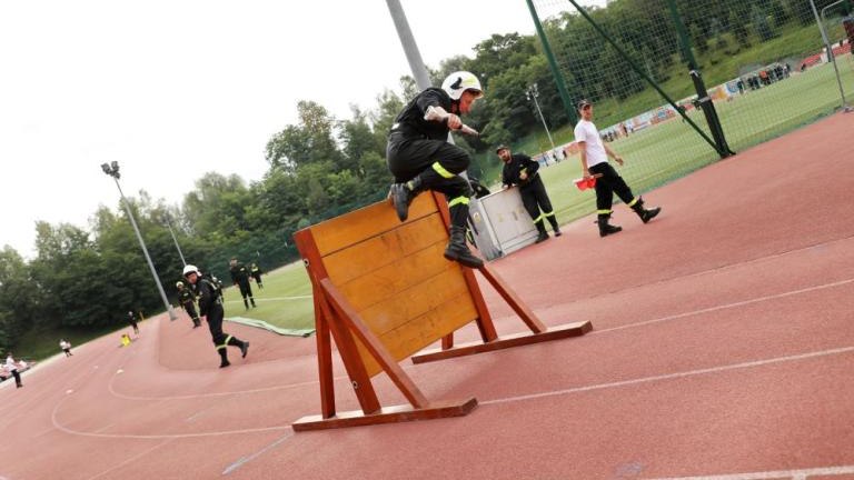 zawody strazackie na arenie lekkoatletycznej w wieliczce-005.jpg