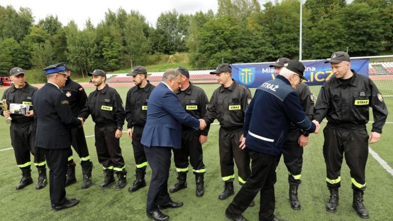 zawody strazackie na arenie lekkoatletycznej w wieliczce-007.jpg