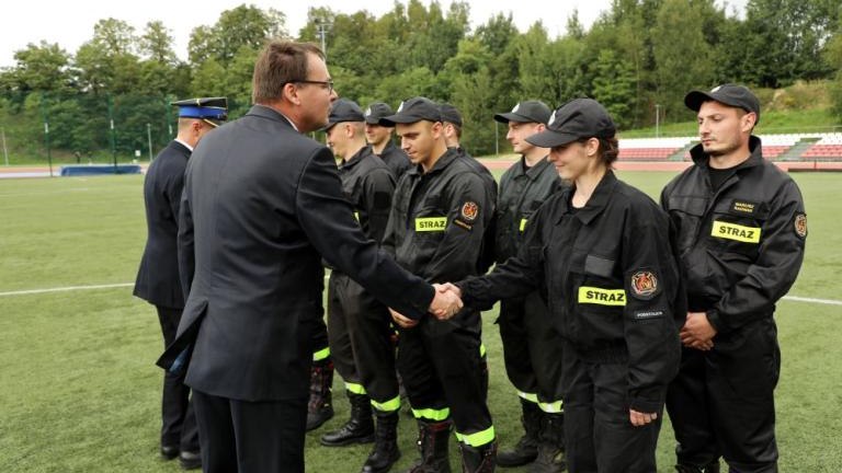 zawody strazackie na arenie lekkoatletycznej w wieliczce-010.jpg