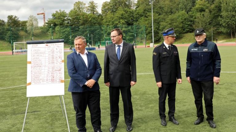 zawody strazackie na arenie lekkoatletycznej w wieliczce-015.jpg