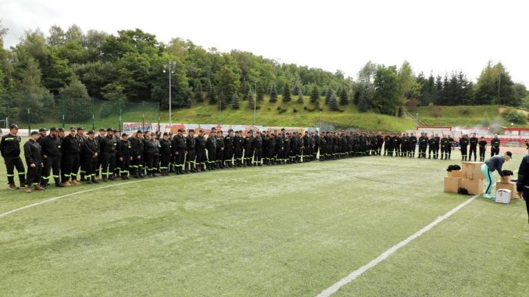 zawody strazackie na arenie lekkoatletycznej w wieliczce-016.jpg