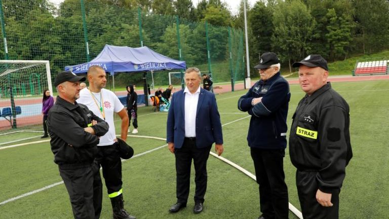zawody strazackie na arenie lekkoatletycznej w wieliczce-020.jpg