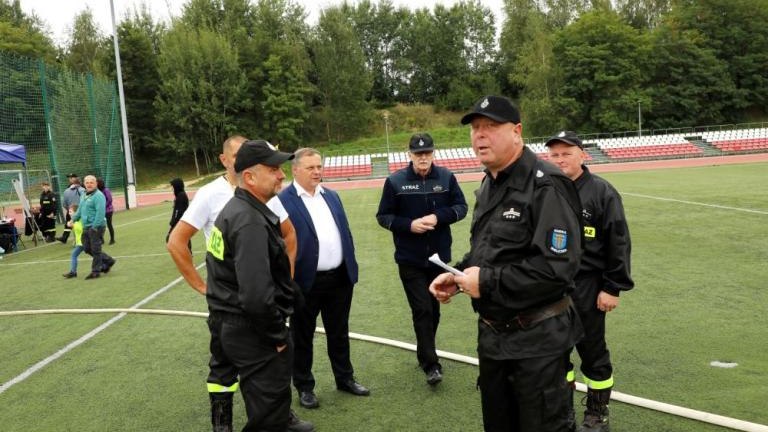 zawody strazackie na arenie lekkoatletycznej w wieliczce-021.jpg