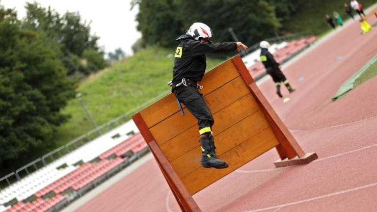 zawody strazackie na arenie lekkoatletycznej w wieliczce-029.jpg