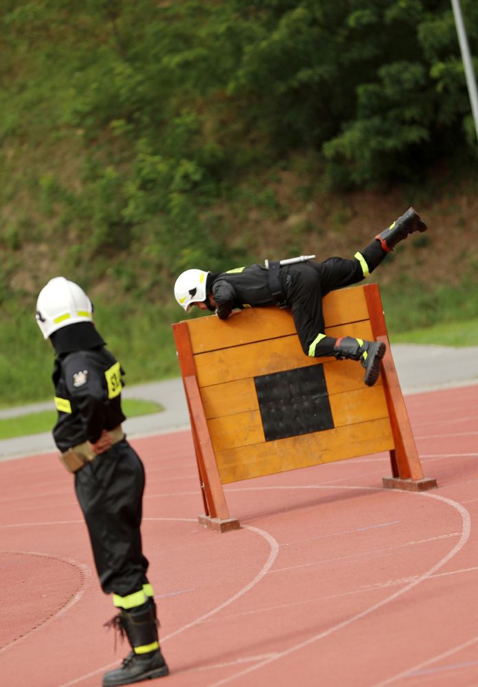 zawody strazackie na arenie lekkoatletycznej w wieliczce-034.jpg