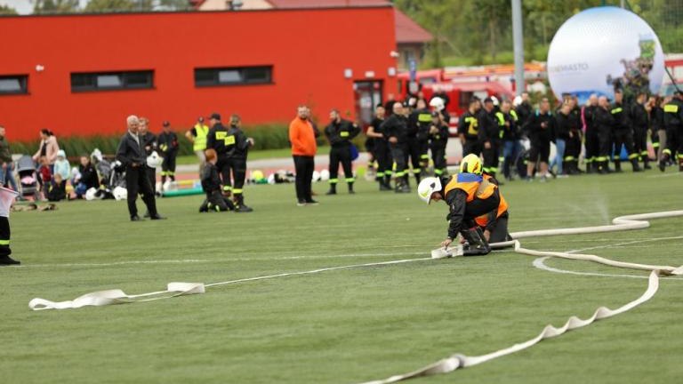 zawody strazackie na arenie lekkoatletycznej w wieliczce-036.jpg