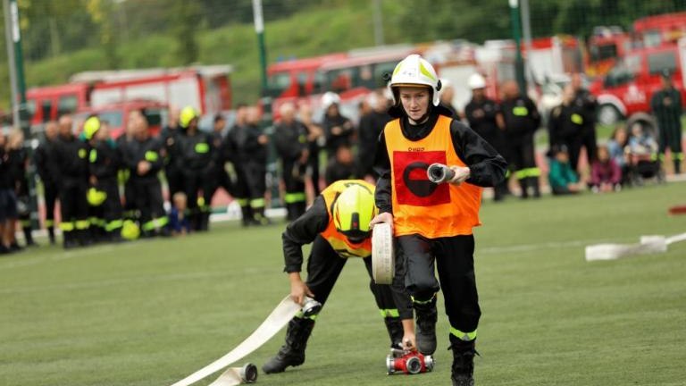 zawody strazackie na arenie lekkoatletycznej w wieliczce-037.jpg