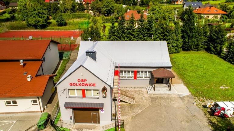 malowanie dachu na budynku OSP w Golkowicach gm wieliczce-001.jpg