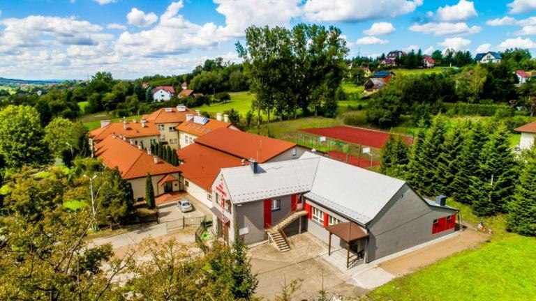 malowanie dachu na budynku OSP w Golkowicach gm wieliczce-002.jpg