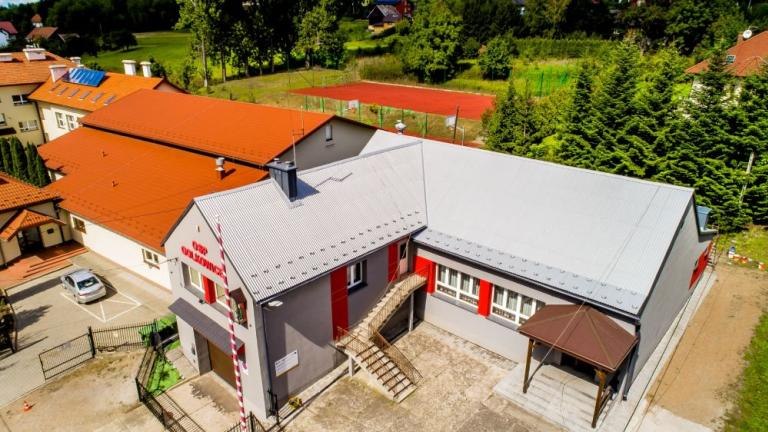 malowanie dachu na budynku OSP w Golkowicach gm wieliczce-003.jpg