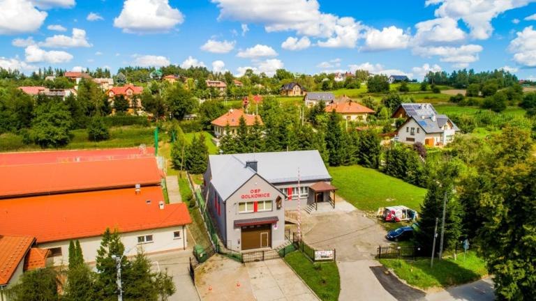malowanie dachu na budynku OSP w Golkowicach gm wieliczce-004.jpg