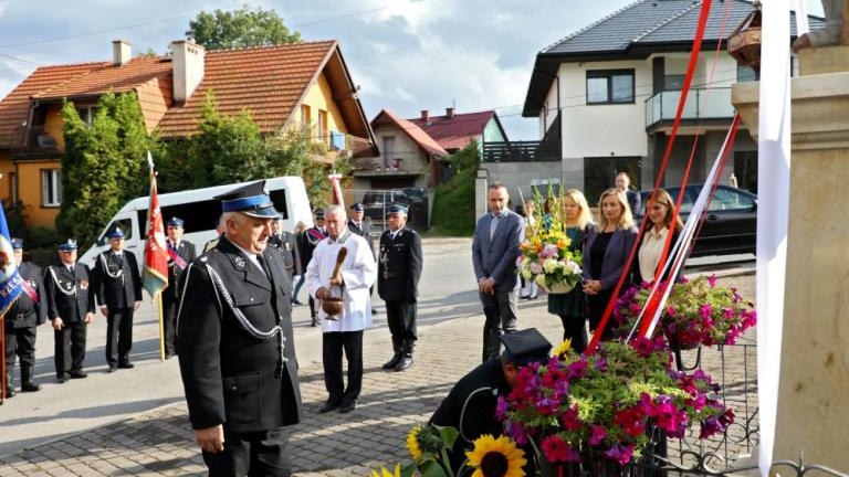 poswiecenie odnowionej figury sw Floriana w Podstolicach gm Wieliczce-002.jpg
