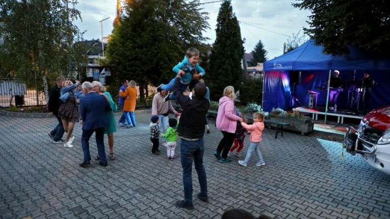 zabawa taneczna dla mieszkancow os Krzyszkowice-015.jpg