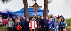 Odnowiony krzyż przydrożny w Byszycach