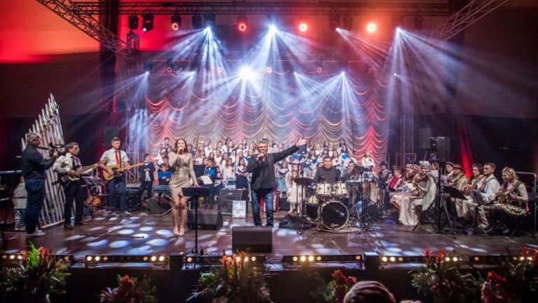 wreczenie medali dobroci dla Wlodzimierza Hartabusa i Elzbiety Sikorya Wieliczka Solne_Miasto-001.jpg