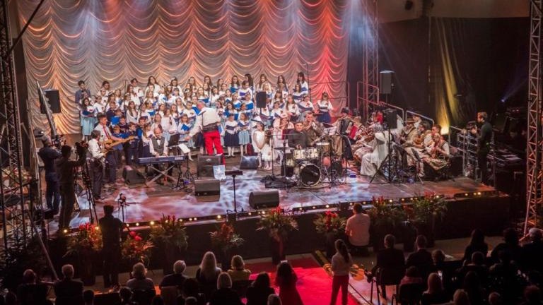 wreczenie medali dobroci dla Wlodzimierza Hartabusa i Elzbiety Sikorya Wieliczka Solne_Miasto-003.jpg