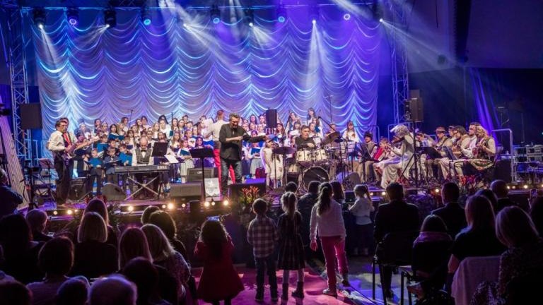 wreczenie medali dobroci dla Wlodzimierza Hartabusa i Elzbiety Sikorya Wieliczka Solne_Miasto-013.jpg