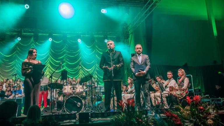 wreczenie medali dobroci dla Wlodzimierza Hartabusa i Elzbiety Sikorya Wieliczka Solne_Miasto-017.jpg