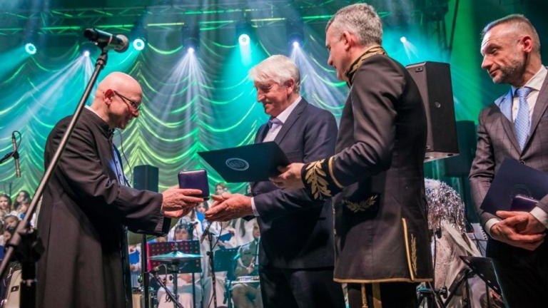 wreczenie medali dobroci dla Wlodzimierza Hartabusa i Elzbiety Sikorya Wieliczka Solne_Miasto-018.jpg