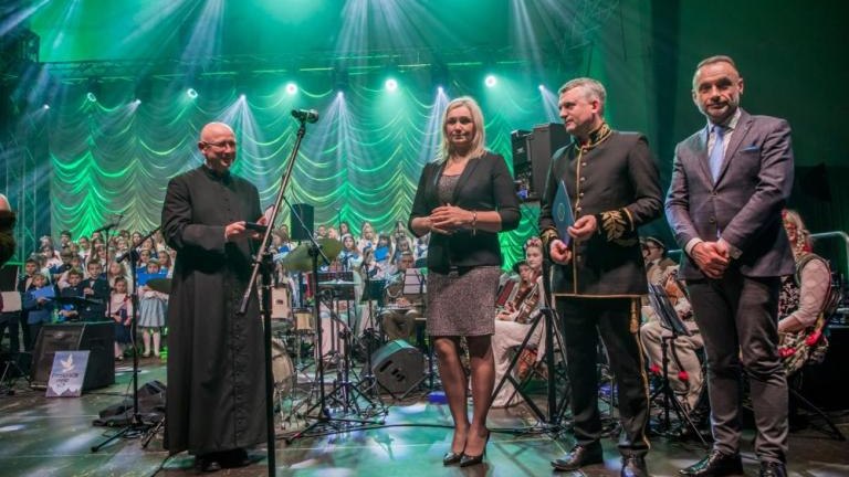 wreczenie medali dobroci dla Wlodzimierza Hartabusa i Elzbiety Sikorya Wieliczka Solne_Miasto-019.jpg