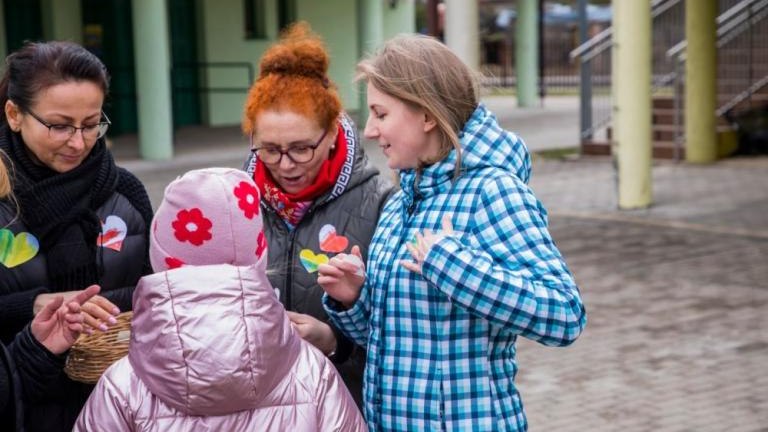 wypuszczanie golebi pokoju Centrum Pomocy w Grabiu-007.jpg